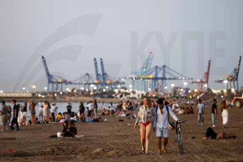 epa13060127 Revellers make their way home from Malvarrosa Beach after the Night of San Juan celebrations in Valencia, Spain, 24 June 2026. To welcome the summer solstice, Spain comes alive during the Night of San Juan from 23 to 24 June. The celebration features bonfires on beaches and town squares, culminating at midnight when crowds rush into the...