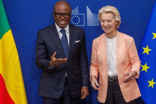 epa13060824 European Commission President Ursula von der Leyen (R) receives President of Benin Romuald Wadagni in Brussels, Belgium, 24 June 2026.  EPA/OLIVIER MATTHYS