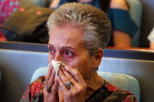 Συγγενής του Δημήτρη Βαφειάδη, όμηρου στη ναζιστική Γερμανία που έχασε τη ζωή του στο στρατόπεδο καταναγκαστικής εργασίας Neuengamme το 1945, επεξεργάζονται τα υπάρχοντα του που παρέδωσε στο στρατόπεδο κατά τη μεταφορά του, και τους δόθηκαν πίσω από τον διευθυντή των αρχείων Arolsen, Moritz Wein, σε ειδική τελετή που έγινε στο Υπουργείο Εξωτερικών, Αθήνα...