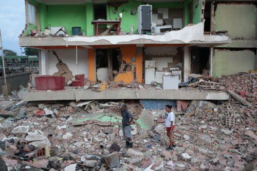 epa13063440 Residents search through the rubble of one of the blocks of flats that collapsed in the twin 7.2 and 7.5-magnitude earthquakes that struck the country, in Catia la Mar, Venezuela, 25 June 2026. At least 32 people were killed and 700 were injured after two back-to-back earthquakes hit north-central Venezuela in rapid succession, triggering the...