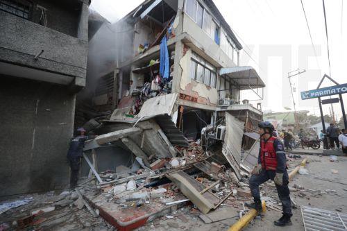 epa13063445 Emergency personnel look at a building damaged during the twin 7.2 and 7.5-magnitude earthquakes that struck the country, in Catia la Mar, Venezuela, 25 June 2026. At least 32 people were killed and 700 were injured after two back-to-back earthquakes hit north-central Venezuela in rapid succession, triggering the collapse of buildings, cracking...