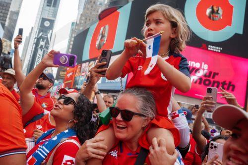 epa13067832 Panama soccer fans celebrate in Times Square one day before their team plays against England, in New York, New York USA, 26 June 2026.  EPA/OLGA FEDOROVA