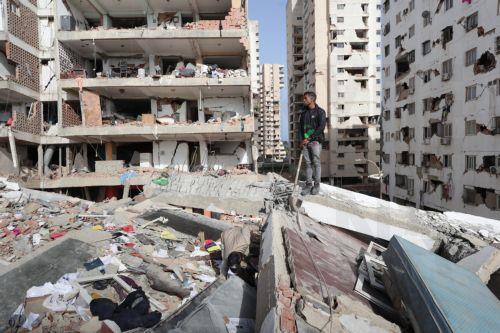 epa13068184 A man looks out from a building damaged by an earthquake in La Guaira, Venezuela, 26 June 2026. Venezuelan Interior Minister Diosdado Cabello announced that access to La Guaira state, the area hardest hit by the earthquakes, will be restricted starting at 20:00 local time (00:00 GMT on 27 June).  EPA/Ronald Pena R