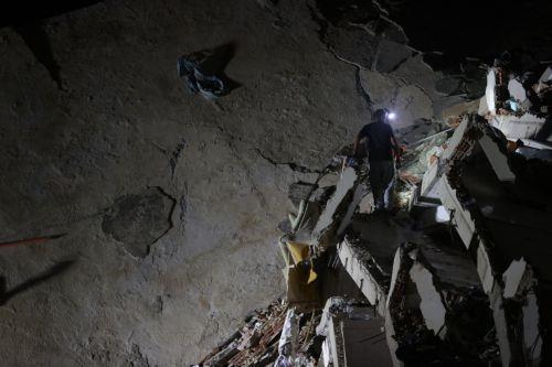 epa13068186 People conduct search operations in an area affected by an earthquake in La Guaira, Venezuela, 26 June 2026. Venezuelan Interior Minister Diosdado Cabello announced that access to La Guaira state, the area hardest hit by the earthquakes, will be restricted starting at 20:00 local time (00:00 GMT on 27 June).  EPA/Ronald Pena R