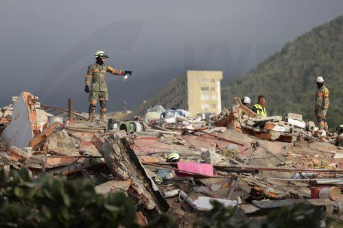 epa13068189 Rescue workers from Mexico work at a collapsed building in La Guaira, Venezuela, 26 June 2026. Venezuelan Interior Minister Diosdado Cabello announced that access to La Guaira state, the area hardest hit by the earthquakes, will be restricted starting at 20:00 local time (00:00 GMT on 27 June).  EPA/Ronald Pena R