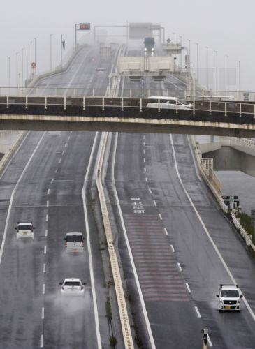 epa13068466 Vehicles drive through heavy rain caused by typhoon Mekkhala at Umihotaru Parking Area in Kisarazu, Chiba prefecture, near Tokyo, Japan, 27 June 2026. The Japan Meteorological Agency (JMA) has placed large swathes of the country under high alert for flooding, swollen rivers, and landslides, as the country deals with a rare double-tropical storm...