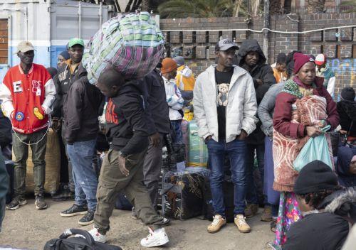 epa13068555 Zimbabwe nationals prepare to board a bus bound for Zimbabwe as a nation-wide anti immigrant movement has set 30 June as a deadline for undocumented migrants to leave the country , Johannesburg, South Africa, 27 June 2026.  EPA/KIM LUDBROOK