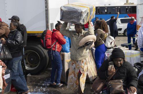 epa13068557 Malawi nationals prepare to board a bus bound for Malawi as a nation-wide anti immigrant movement has set 30 June as a deadline for undocumented migrants to leave the country , Johannesburg, South Africa, 27 June 2026.  EPA/KIM LUDBROOK