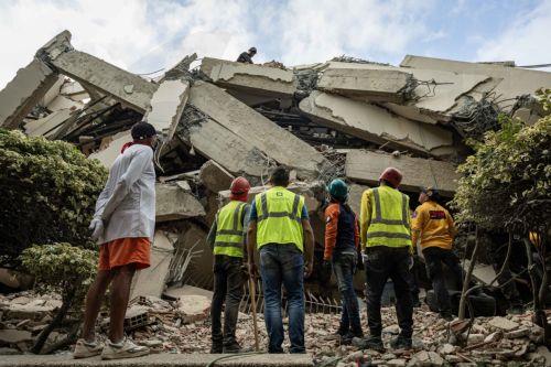 epa13070217 Rescue workers search through a building damaged by an earthquake in La Guaira, Venezuela, 27 June 2026.  EPA/Henry Chirinos