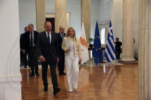 Ο υπουργός Εξωτερικών, Γιώργος Γεραπετρίτης υποδέχεται την Πρόεδρο της Βουλής των Αντιπροσώπων της Κυπριακής Δημοκρατίας, Αννίτα Δημητρίου, κατά τη διάρκεια της συνάντησής τους στο υπουργείο, Δευτέρα 29 Ιουνίου 2026. ΑΠΕ-ΜΠΕ/ΑΠΕ-ΜΠΕ/ΑΛΕΞΑΝΔΡΟΣ ΒΛΑΧΟΣ