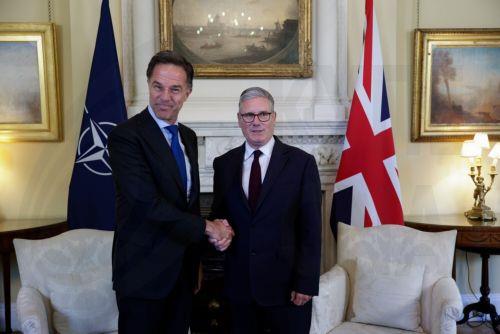 epa13072233 North Atlantic Treaty Organization (NATO) Secretary General Mark Rutte (L) and British Prime Minister Keir Starmer (R) shake hands during a meeting at 10 Downing Street in London, Britain, 29 June 2026.  EPA/JASON ALDEN / POOL
