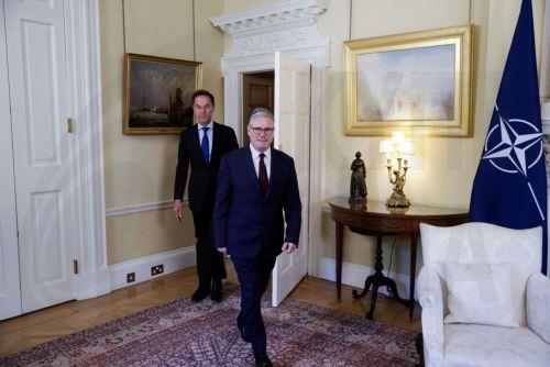 epa13072234 North Atlantic Treaty Organization (NATO) Secretary General Mark Rutte (L) and British Prime Minister Keir Starmer (R) attend a meeting at 10 Downing Street in London, Britain, 29 June 2026.  EPA/JASON ALDEN / POOL