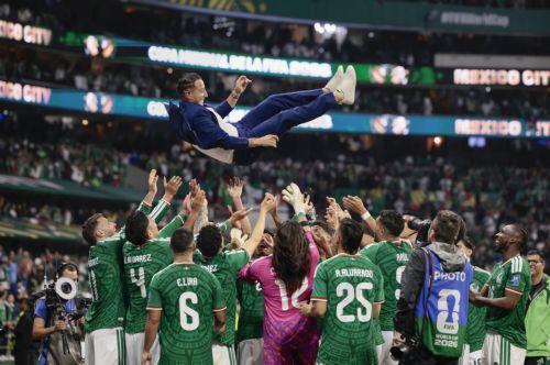 epaselect epa13076898 Players of Mexico celebrate winning the FIFA World Cup 2026 Round of 32 match Mexico against Ecuador in Mexico City, Mexico, 30 June 2026.  EPA/JOSE MENDEZ