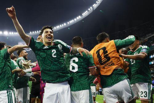 epaselect epa13076913 Mexican players celebrate at the end of the FIFA World Cup 2026 Round of 32 match between Mexico and Ecuador in Mexico City, Mexico, 30 June 2026.  EPA/ALEX CRUZ
