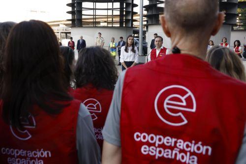epa13077046 Queen Letizia of Spain (C-L) and Spanish Minister of Foreign Affairs, European Union and Cooperation Jose Manuel Albares (C-R) bid farewell to an emergency medical team of the Spanish Agency for International Development Cooperation (AECID) to be deployed to Venezuela to assist the earthquake victims, at Madrid–Barajas Airport, near Madrid,...