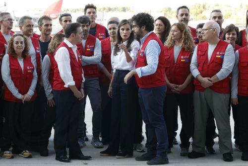 epa13077047 Queen Letizia of Spain (C), Spanish Minister of Foreign Affairs, European Union and Cooperation Jose Manuel Albares (C-L) and Spanish Agency for International Development Cooperation (AECID) Director Anton Leis Garcia (C-R) bid farewell to an AECID emergency medical team to be deployed to Venezuela to assist the earthquake victims, at...