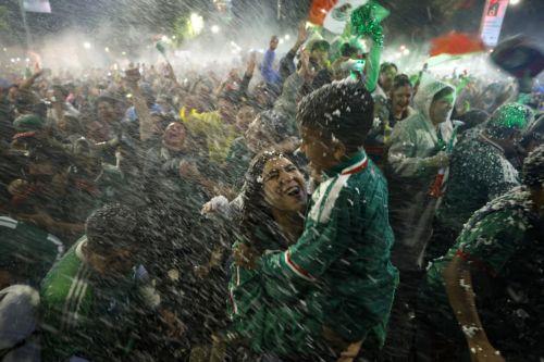 epaselect epa13076991 Mexican soccer fans react during the Round of 32 match of the 2026 FIFA World Cup between Mexico and Ecuador in Mexico City, Mexico, 30 June 2026.  EPA/SASHENKA GUTIERREZ
