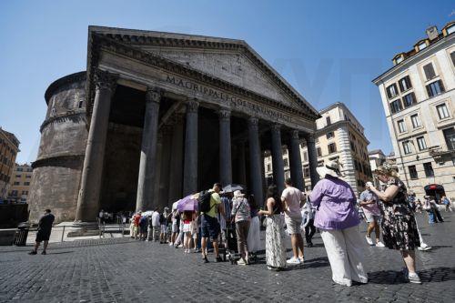 epa13077291 Tourists queue at the ticket office for entry to the Pantheon, in Rome,  Italy, 01 July 2026. The price increase for Pantheon admission for non-resident visitors takes effect from 01 July. Rome residents will continue to enter free of charge.  EPA/ANGELO CARCONI