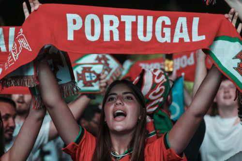 epaselect epa13081804 A supporter of Portugal cheers during the FIFA World Cup 2026 Round of 32 match Portugal against Croatia, in Toronto, Canada, 02 July 2026.  EPA/MIGUEL A. LOPES