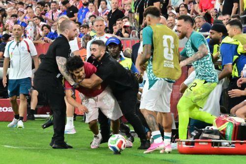 epa13082114 Security personnel stop a pitch invader during the FIFA World Cup 2026 Round of 32 match Portugal against Croatia, in Toronto, Canada, 02 July 2026.  EPA/EDUARDO LIMA