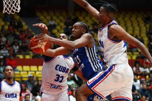 epa13082202 Anthony Hall (C) of Panama battles for a ball with Marlon Diaz (L) of Cuba during a Group D first-round qualifying game for the FIBA Basketball World Cup 2027 between Panama and Cuba at the Roberto Duran Arena in Panama City, Panama, 02 July 2026.  EPA/Carlos Lemos