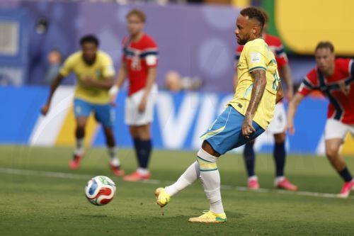epa13090015 Neymar of Brazil takes a penalty kick during the FIFA World Cup 2026 Round of 16 match Brazil against Norway, in New Jersey, USA, 05 July 2026.  EPA/WILL OLIVER