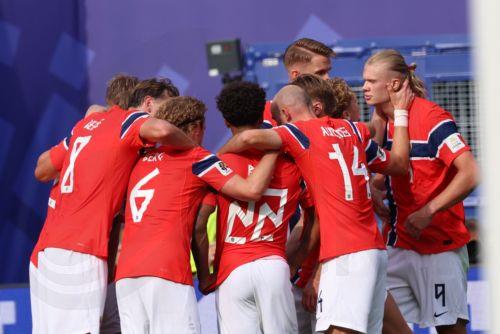 epa13090063 Erling Haaland of Norway (R) and his teammates huddle after scoring the 0-1 goal during the FIFA World Cup 2026 Round of 16 match Brazil against Norway, in East Rutherford, New Jersey, USA, 05 July 2026.  EPA/OLGA FEDOROVA