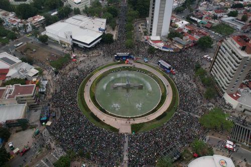 epa13090279 An aerial view shows Mexican fans gathered together during a live broadcast of the 2026 FIFA World Cup 2026 Round of 16 match between Mexico and England, at the La Minerva roundabout in Guadalajara, Mexico, 05 July 2026.  EPA/Francisco Guasco