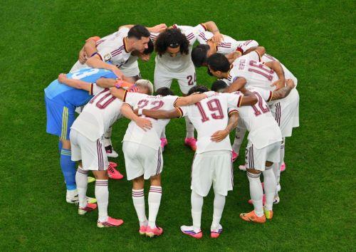 epa13092522 Spain players huddle ahead of the FIFA World Cup 2026 Round of 16 match Portugal against Spain, in Dallas, USA, 06 July 2026.  EPA/SAM WASSON