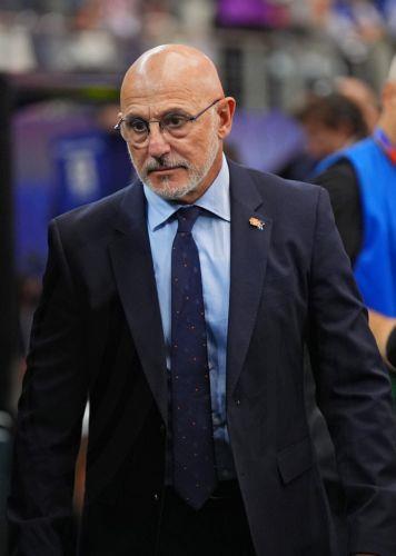 epa13092528 Spain's head coach Luis de la Fuente looks on prior the FIFA World Cup 2026 Round of 16 match Portugal against Spain, in Dallas, USA, 06 July 2026.  EPA/JEFFREY MCWHORTER