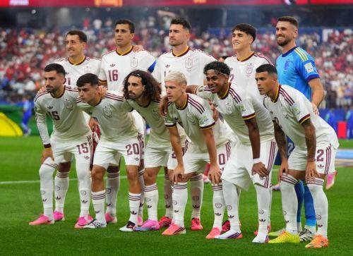 epa13092530 Spain's starting eleven players pose for the team photo prior the FIFA World Cup 2026 Round of 16 match Portugal against Spain, in Dallas, USA, 06 July 2026.  EPA/JEFFREY MCWHORTER