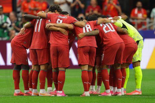 epa13092533 The starting eleven of Portugal huddle before the FIFA World Cup 2026 Round of 16 match Portugal against Spain, in Dallas, USA, 06 July 2026.  EPA/CHRISTOPHER NEUNDORF