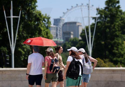 epa13098190 People shelter from the sun in London, Britain, 08 July 2026. Amber and yellow heat-health alerts are in place across England as the UK braces for one of the longest-lasting heatwaves for fifty years. Temperatures may rise as high as 35 degrees Celsius for parts of southern England this week.  EPA/ANDY RAIN