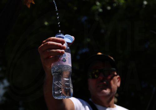 epa13098214 People fill bottles at a water fountain in London, Britain, 08 July 2026. Amber and yellow heat-health alerts are in place across England as the UK braces for one of the longest-lasting heatwaves for fifty years. Temperatures may rise as high as 35 degrees Celsius for parts of southern England this week.  EPA/ANDY RAIN