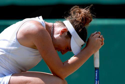 epa13098227 Linda Noskova of Czechia reacts after winning her Women's Singles quarter-final match against  Elise Mertens of Belgium at the Wimbledon Championships in London, Britain, 08 July 2026.  EPA/NEIL HALL