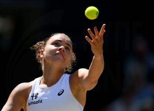 epa13098261 Jasmine Paolini of Italy serves during her Women's Singles quarter-final match against Marta Kostyuk of Ukraine at the Wimbledon Championships in London, Britain, 08 July 2026.  EPA/DANIEL HAMBURY