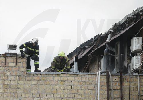 epa13098290 Ukrainian rescuers work at the site of a Russian drone strike on a building in Kyiv, Ukraine, 08 July 2026, amid the Russian invasion. The State Emergency Service of Ukraine reported that at least two people were killed, and several injured, as a result of the Russian attack on a storage facility.  EPA/SERGEY DOLZHENKO