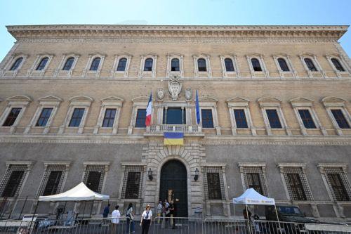 epa13102432 The facades of Palazzo Farnese, home to the French Embassy in Italy and the Ecole francaise de Rome after the completion of the restoration works on the facades and roof in Rome, Italy, 10 July 2026.  EPA/MAURIZIO BRAMBATTI