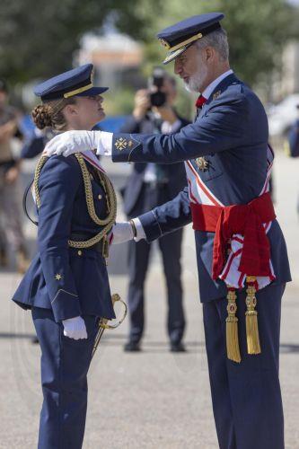 epa13102440 Spanish King Felipe VI (R) presents the Grand Cross of Aeronautical Merit with White Distinction to his daughter, Crown Princess Leonor (L), during the presentation of royal commissions to new lieutenants at the General Space and Air Academy in San Javier, Murcia, Spain, 10 July 2026.  EPA/MARCIAL GUILLEN