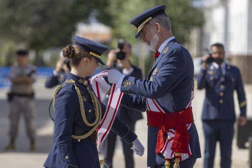 epa13102441 Spanish King Felipe VI (R) presents the Grand Cross of Aeronautical Merit with White Distinction to his daughter, Crown Princess Leonor (L), during the presentation of royal commissions to new lieutenants at the General Space and Air Academy in San Javier, Murcia, Spain, 10 July 2026.  EPA/MARCIAL GUILLEN