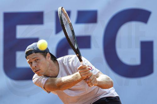 epa13108146 Joel Schwaerzler of Austria in action against Lorenzo Sonego of Italy during their men's single match at the Swiss Open tennis tournament in Gstaad, Switzerland, 13 July 2026.  EPA/PETER SCHNEIDER