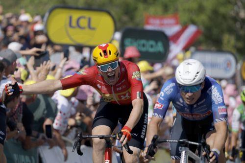 epa13113230 Norwegian cyclist Soren Waerenskjold (L) of Uno-X Mobility celebrates as he crosses the finish line ahead of Belgian cyclist Jasper Philipsen (R) of Alpecin-Premier Tech to win Stage 11 of the Tour de France, a 161.3 km route from Vichy to Nevers, France, 15 July 2026.  EPA/GUILLAUME HORCAJUELO