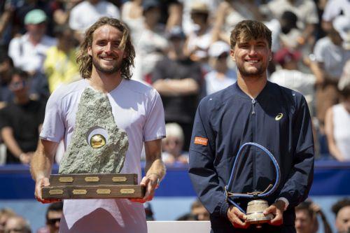 epa13120277 Stefanos Tsitsipas (L) of Greece and Raphael Collignon of Belgium pose with their trophies after Tsitsipas won the men's final match at the Swiss Open tennis tournament in Gstaad, Switzerland, 19 July 2026.  EPA/ANTHONY ANEX