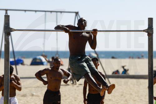 epa13125751 People work out on the beach along the Santa Monica Pier in Santa Monica, California, USA, 21 July 2026. A heat wave sweeping across Southern California has brought high temperatures to the region, prompting people to seek relief at the coast.  EPA/CHRIS TORRES