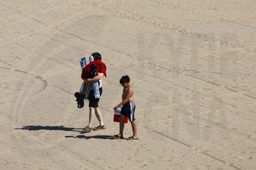 epa13125753 People walk on the beach along the Santa Monica Pier in Santa Monica, California, USA, 21 July 2026. A heat wave sweeping across Southern California has brought high temperatures to the region, prompting people to seek relief at the coast.  EPA/CHRIS TORRES