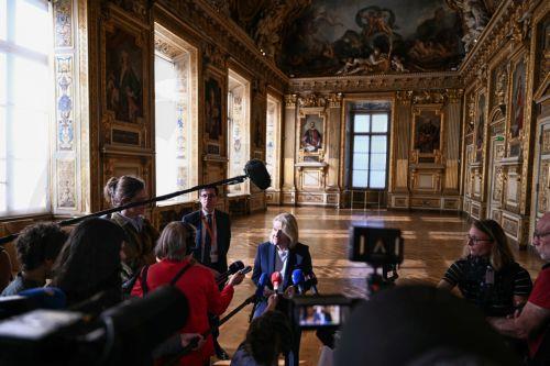 epa13125935 France's Culture Minister Catherine Pegard (C) speaks to the press next to Louvre's President Christophe Leribault (C-L) during the reopening to the public of the Apollo Gallery at the Louvre Museum in Paris, France, 22 July 2026, after a heist in October 2025 in which French crown jewels were stolen.  EPA/LOU BENOIST / POOL  MAXPPP OUT