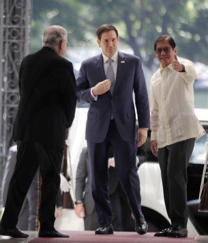 epa13125975 Philippine President Ferdinand 'Bongbong' Marcos Junior (R) welcomes United State Secretary of State Marco Rubio (C) during a courtesy visit inside Malakanang presidential palace in Manila, Philippines, 22 July 2026. Rubio is set to attend meetings with ASEAN leaders and the East Asia Summit.  EPA/FRANCIS R. MALASIG / POOL