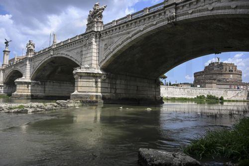 epa13127872 A view of the Tiber River running low near Castel Sant'Angelo due to heat and drought, in Rome, Italy, 23 July 2026.  EPA/RICCARDO ANTIMIANI