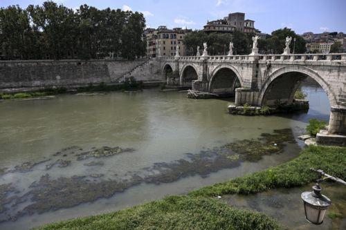 epa13127876 A view of the Tiber River running low near Castel Sant'Angelo due to heat and drought, in Rome, Italy, 23 July 2026.  EPA/RICCARDO ANTIMIANI