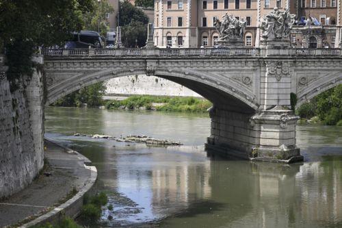 epa13127878 A view of the Tiber River running low near Castel Sant'Angelo due to heat and drought, in Rome, Italy, 23 July 2026.  EPA/RICCARDO ANTIMIANI